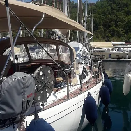 Sailboat 보트호텔 말마리스