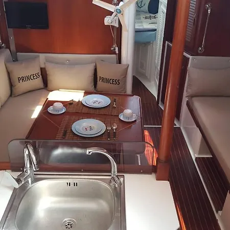 Sailboat 보트호텔