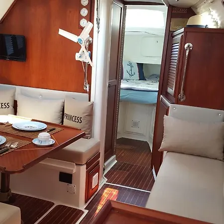 Sailboat 보트호텔 *